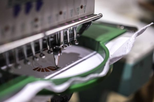 automatic-industrial-sewing-machine-by-digital-pattern-modern-textile-industry-1024x683